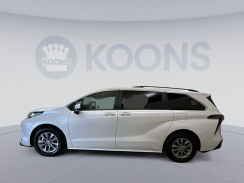 Used 2024 Toyota Sienna XLE image 2