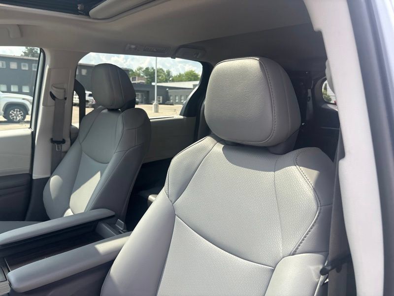 Used 2022 Toyota Sienna XLE FWD image 28