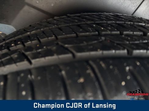 Used 2016 Chrysler Town & Country Touring image 7