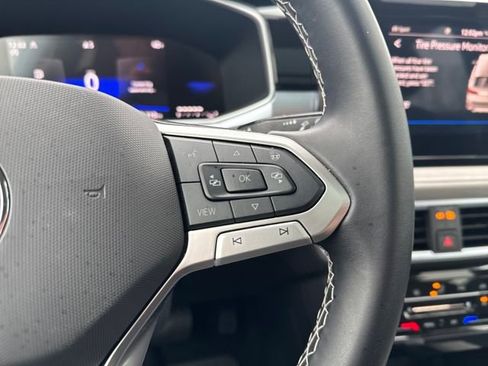 Certified 2025 Volkswagen Taos SE image 19