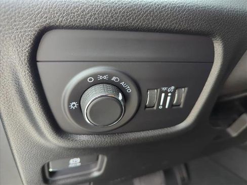 Used 2024 Jeep Grand Cherokee Laredo AWD/4WD image 30