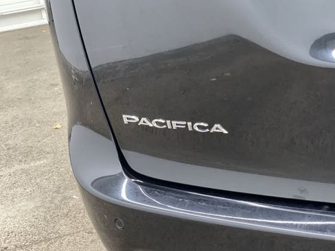 Used 2024 Chrysler Pacifica Touring-L FWD image 10