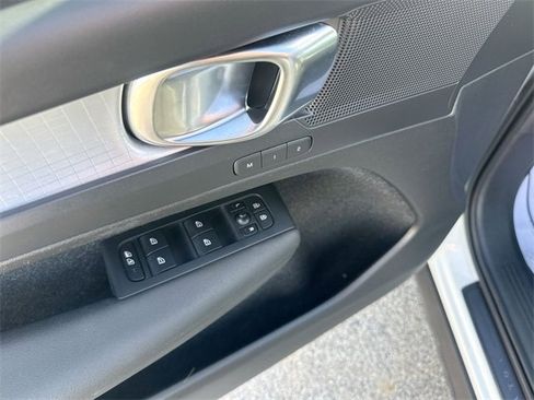 Used 2020 Volvo XC40 T5 Momentum image 20