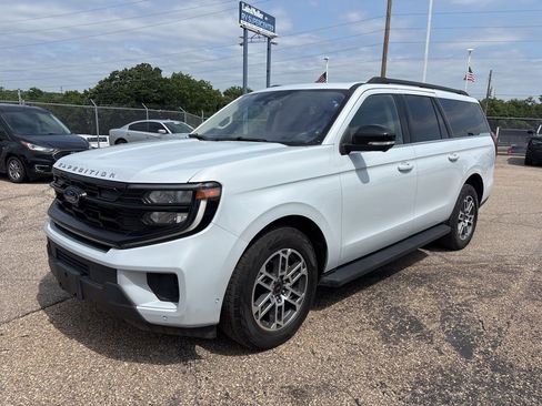Used 2025 Ford Expedition Max Active AWD/4WD image 3