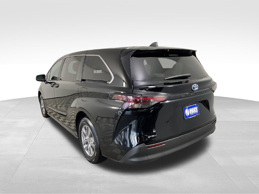 Used 2025 Toyota Sienna LE FWD image 7
