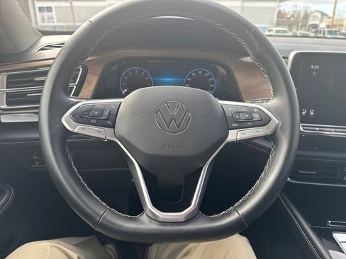 Used 2025 Volkswagen Atlas SE image 16