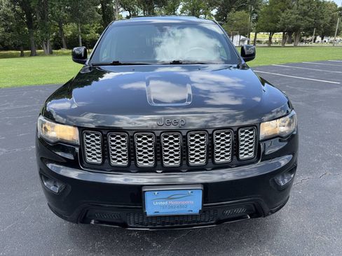 Used 2017 Jeep Grand Cherokee Altitude RWD image 3