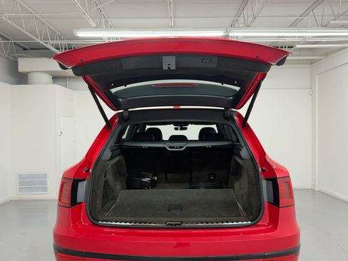 Used 2019 Bentley Bentayga AWD/4WD image 38