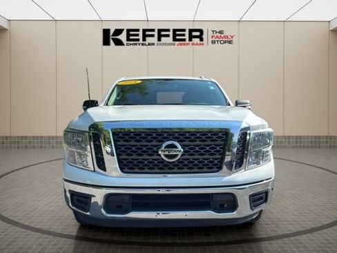 Used 2018 Nissan Titan SV w/ SV Convenience Package RWD image 9