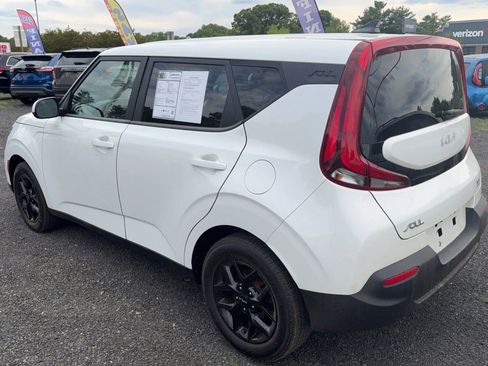 Used 2022 Kia Soul LX w/ Technology Package FWD image 4