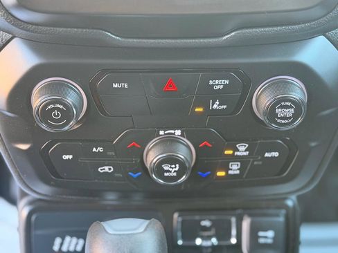 Used 2021 Jeep Renegade Latitude w/ Convenience Group image 18