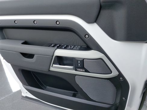 Used 2023 Land Rover Defender 110 X-Dynamic SE image 33