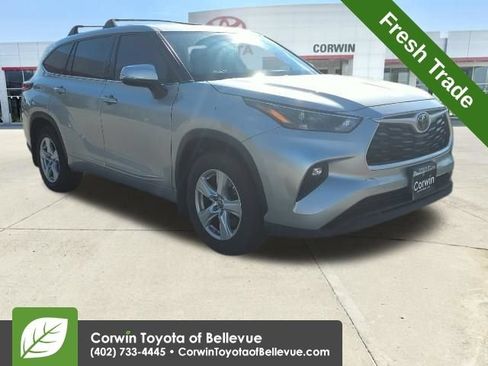 Used 2022 Toyota Highlander LE AWD/4WD image 1