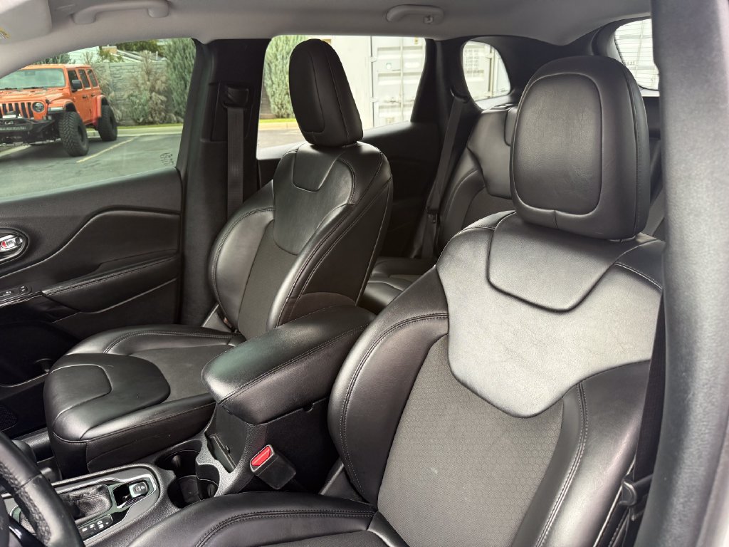 Used 2020 Jeep Cherokee Latitude Plus AWD/4WD image 21