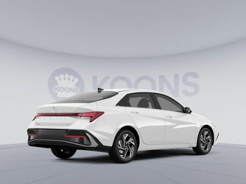 Used 2025 Hyundai Elantra SEL FWD image 4