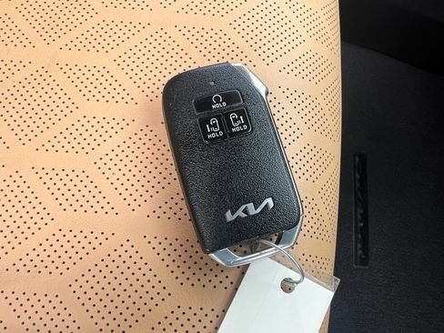Certified 2024 Kia Carnival LX FWD image 22