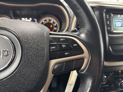 Used 2018 Jeep Cherokee Sport image 12