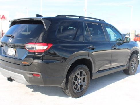 Used 2024 Honda Pilot TrailSport image 3
