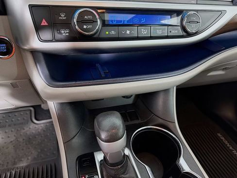 Used 2015 Toyota Highlander Limited w/ Driver Technology Package FWD image 19