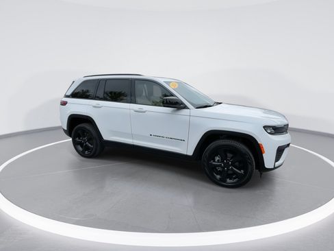 Used 2026 Jeep Grand Cherokee Limited w/ Limited Altitude Package AWD/4WD image 24