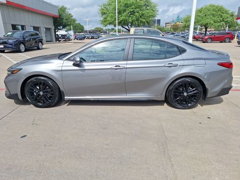 Used 2025 Toyota Camry SE w/ Convenience Package image 3