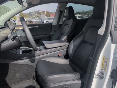 Used 2024 Tesla Model Y 2WD image 3