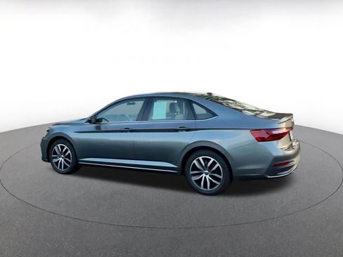 Used 2025 Volkswagen Jetta SE image 4