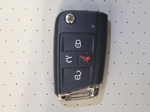 Used 2021 Volkswagen Tiguan SE w/ Panoramic Sunroof Package FWD image 32