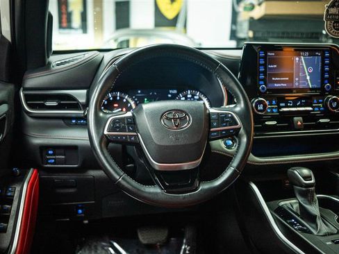 Used 2022 Toyota Highlander XSE AWD/4WD image 16