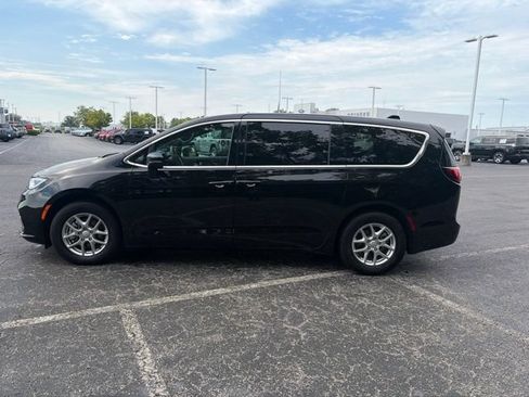 Used 2025 Chrysler Pacifica Select FWD image 1
