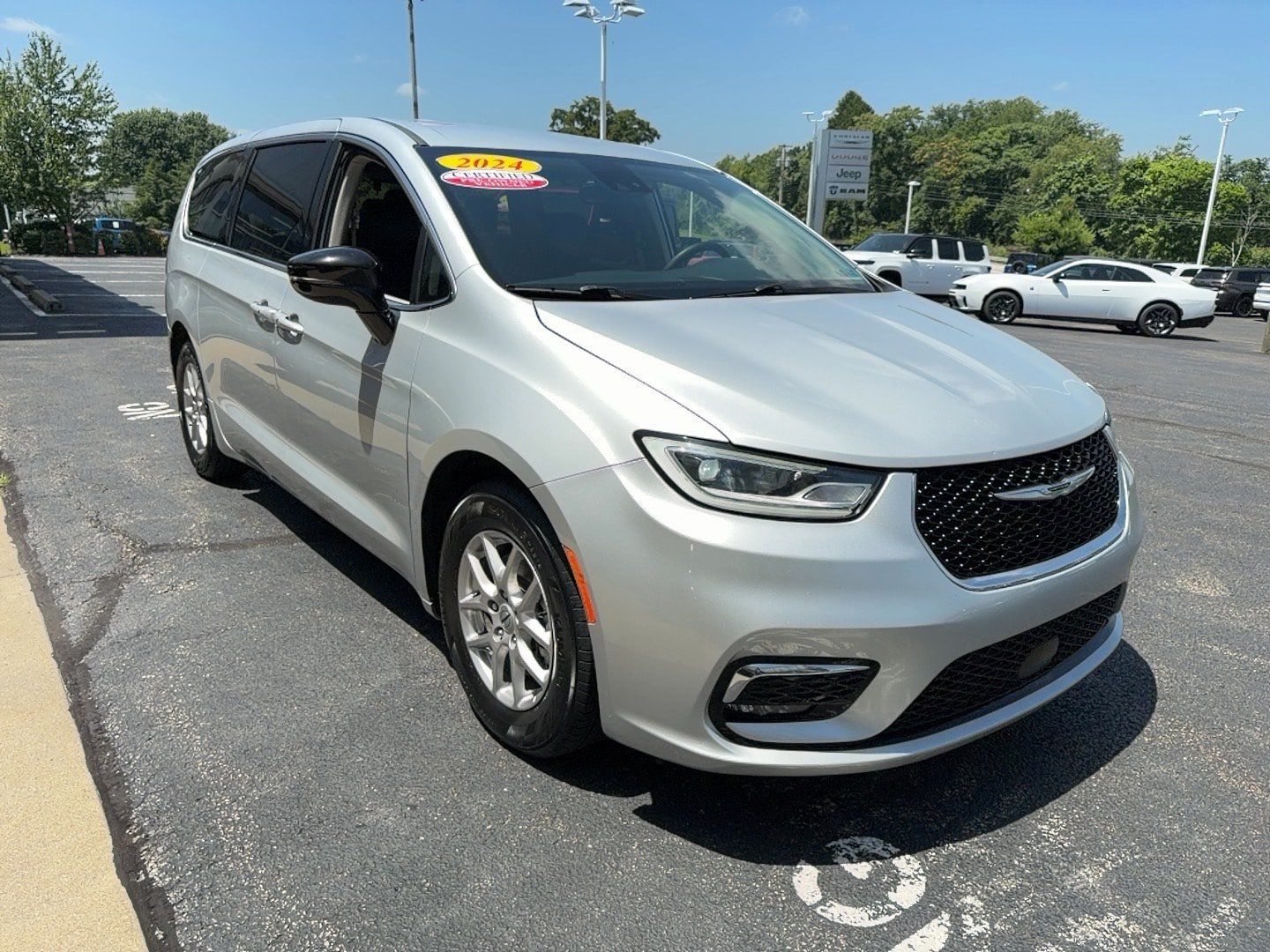 Certified 2024 Chrysler Pacifica Touring-L FWD image 4