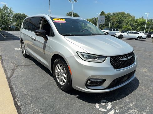 Certified 2024 Chrysler Pacifica Touring-L FWD image 4