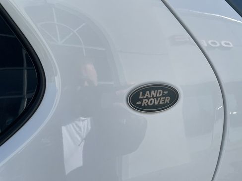 Used 2017 Land Rover Discovery SE image 7