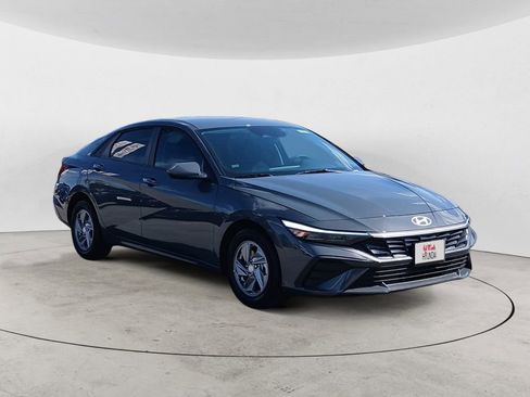 Certified 2025 Hyundai Elantra SE FWD image 7