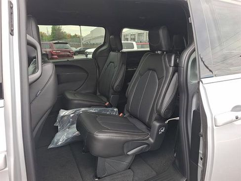 New 2026 Chrysler Pacifica Select image 7