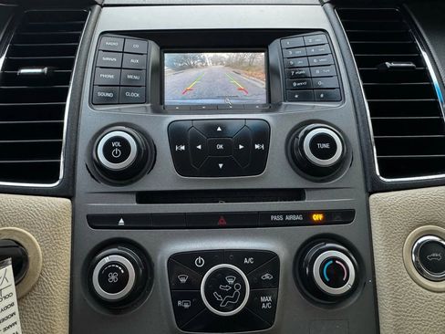 Used 2017 Ford Taurus SE image 16
