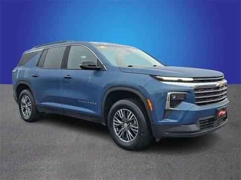 Certified 2025 Chevrolet Traverse LT image 3