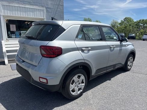 Used 2020 Hyundai Venue SE FWD image 5