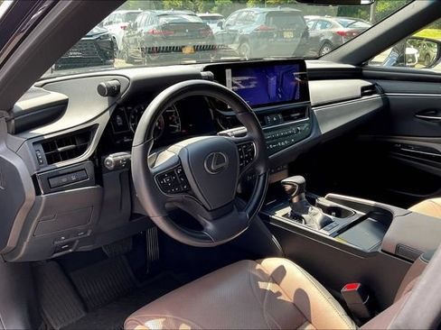 Used 2025 Lexus ES 300h w/ Technology Package FWD image 3