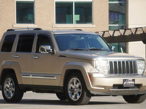 Used 2010 Jeep Liberty Limited w/ Tire & Wheel Group image 6
