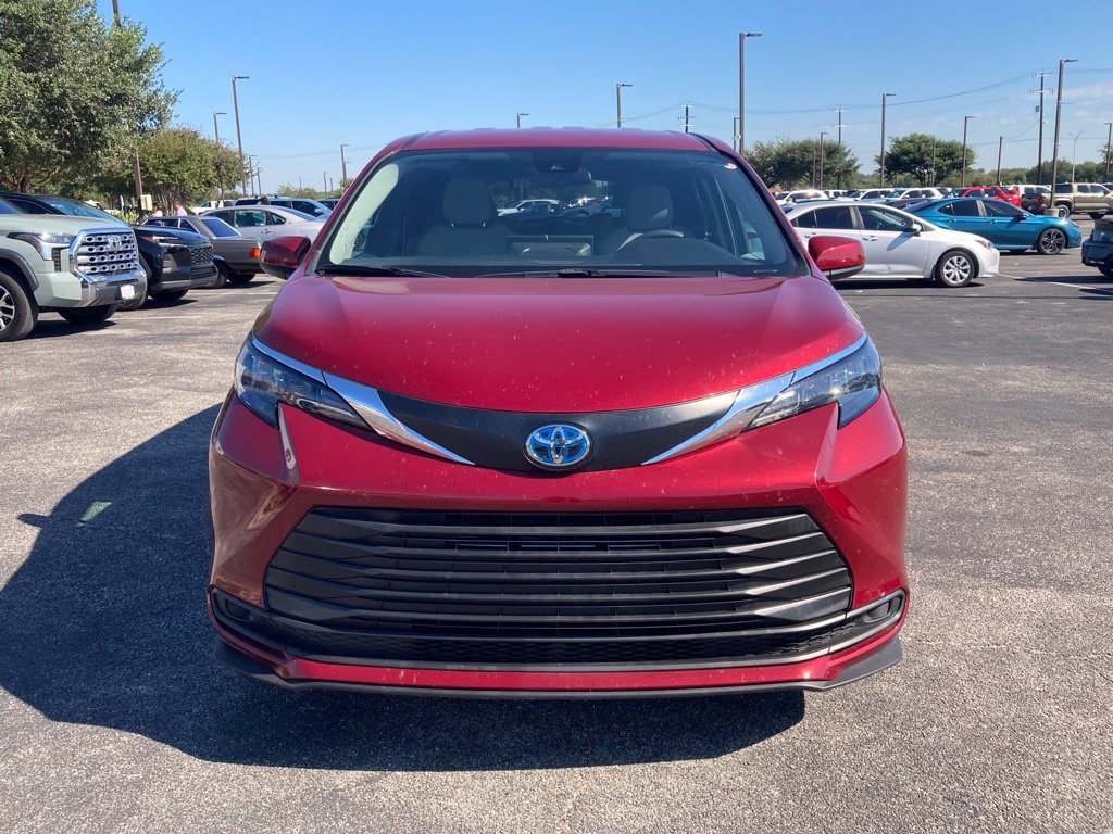 Used 2025 Toyota Sienna LE FWD image 2