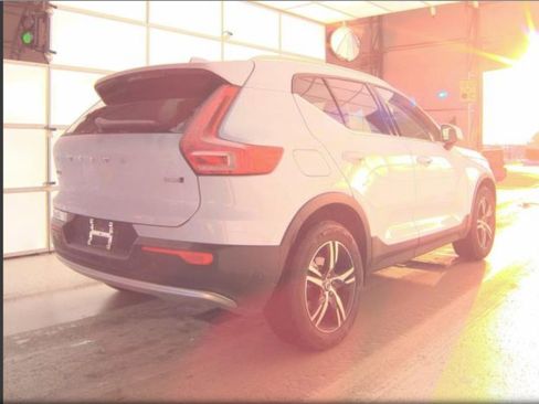 Certified 2025 Volvo XC40 B5 Core image 5