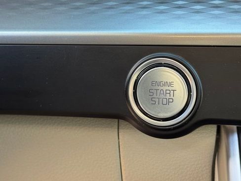 Used 2024 Kia Carnival LX image 19