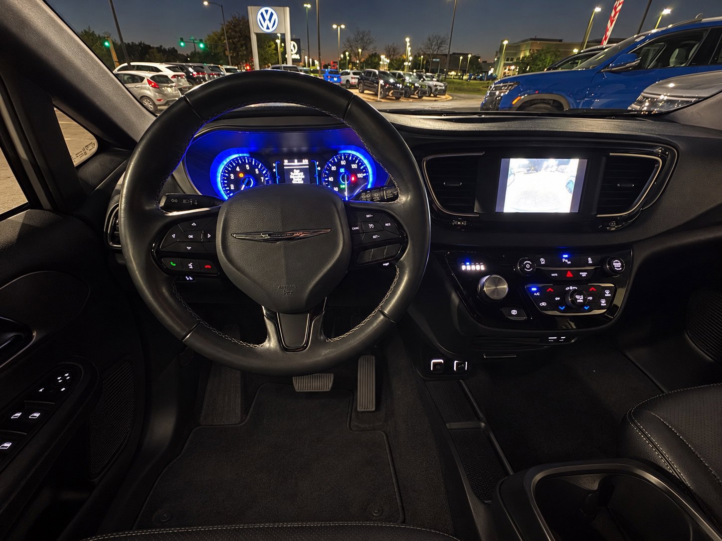Used 2018 Chrysler Pacifica Touring-L w/ S Appearance Package FWD image 10