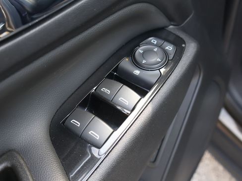 Used 2023 Chevrolet Equinox Premier FWD image 11