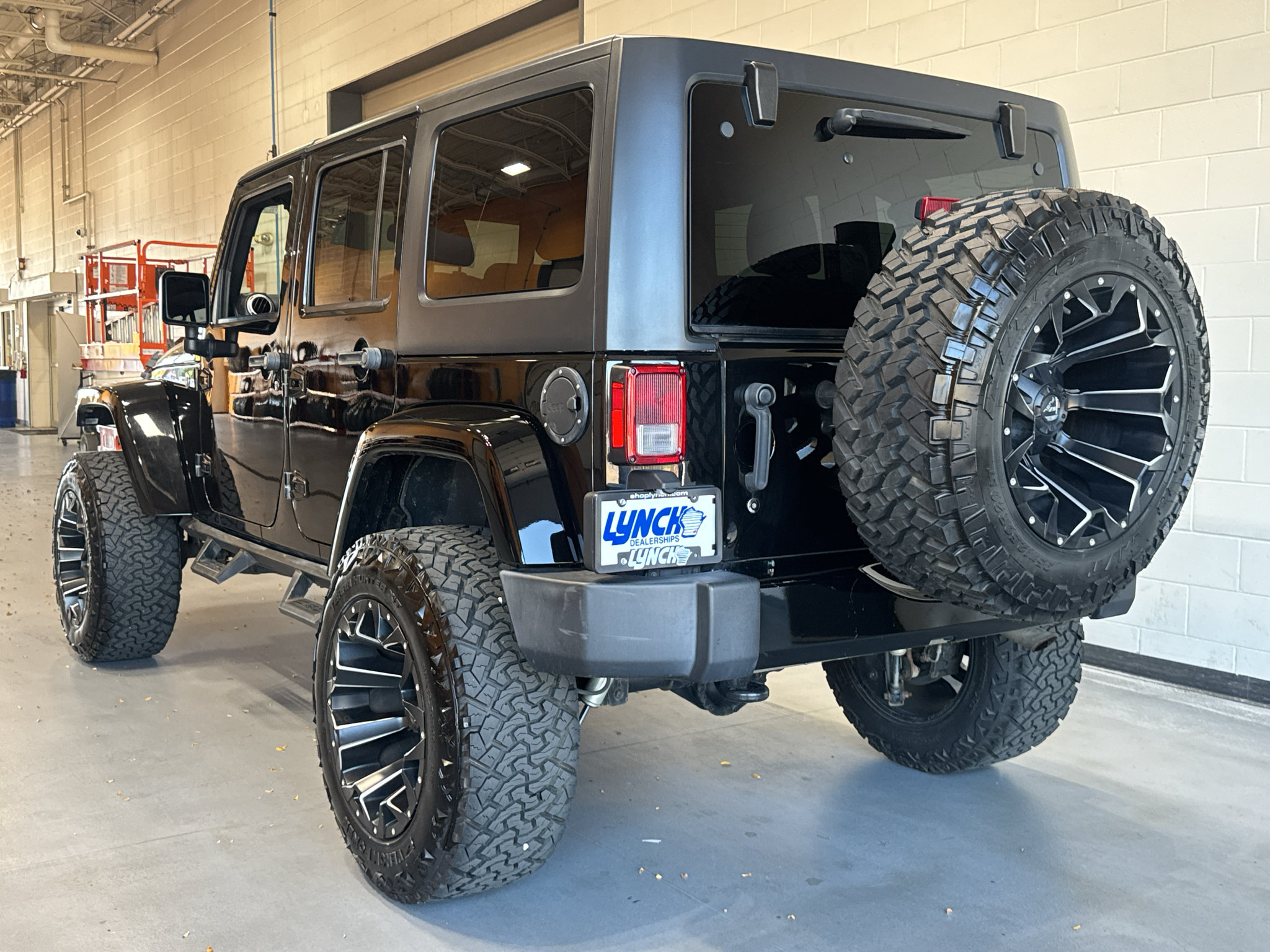 Used 2018 Jeep Wrangler Unlimited Sahara AWD/4WD image 3