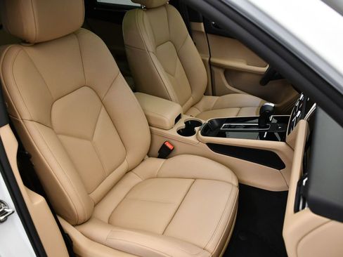 Certified 2025 Porsche Macan image 51