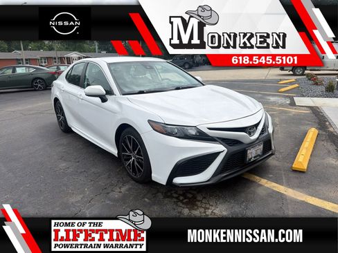Used 2021 Toyota Camry SE FWD image 1