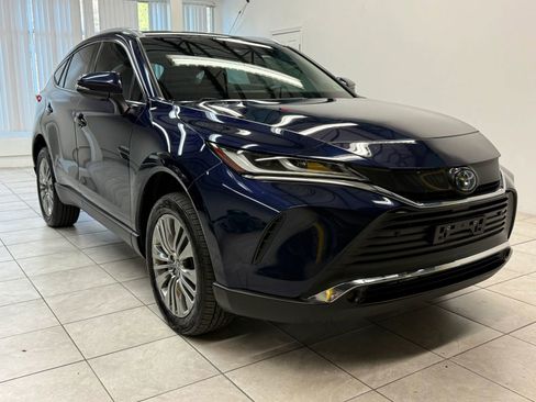 Used 2022 Toyota Venza XLE image 1