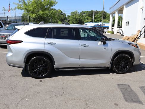 Used 2022 Toyota Highlander XLE AWD/4WD image 11